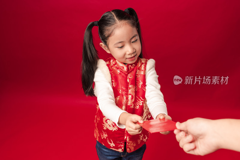 站在红色背景前接受红包的中国女孩