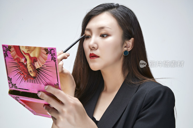 棚拍白色背景的亚洲青年女性化妆师