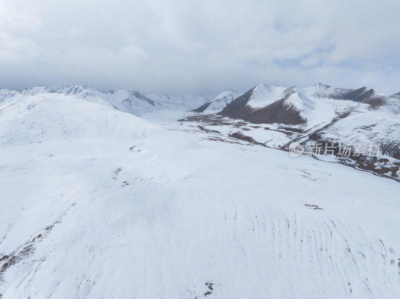 航拍青海德马高速旁的挝卓依垭口雪山