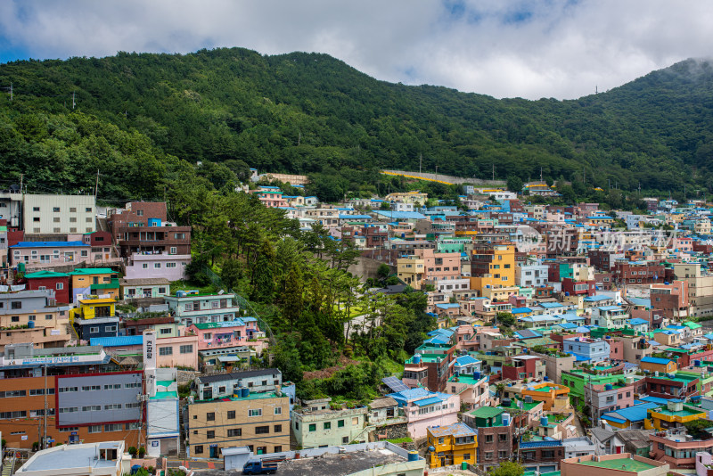 韩国釜山著名景点甘川文化村风光