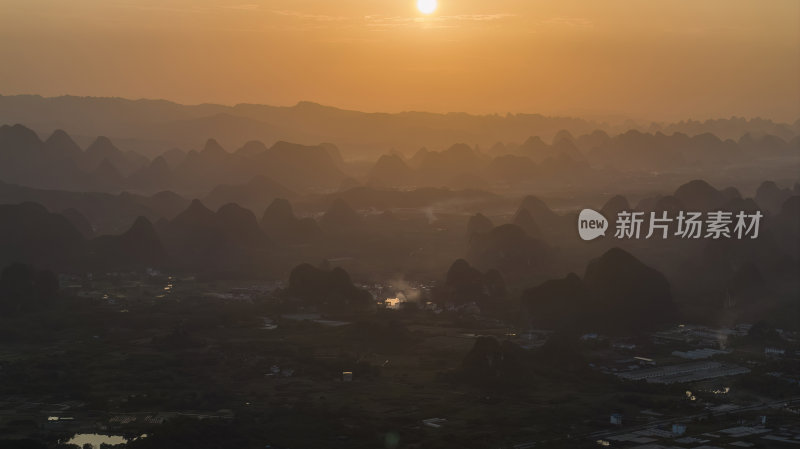 鸟瞰日落时分的桂林山景