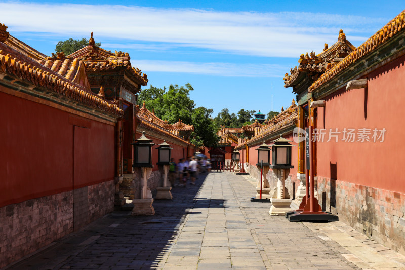 蓝天下的故宫里狭窄的后宫红色宫墙