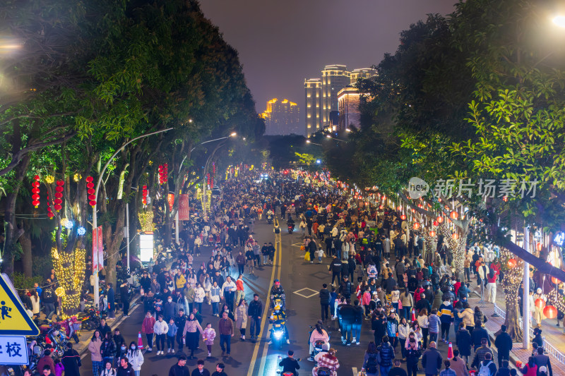 烟台山夜晚街道人群聚集场景