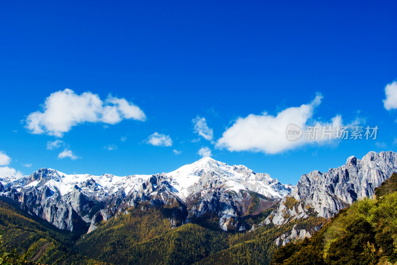 川西蓝天白云下的雪山风景