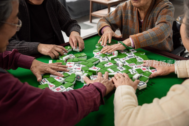 幸福的老年人打麻将