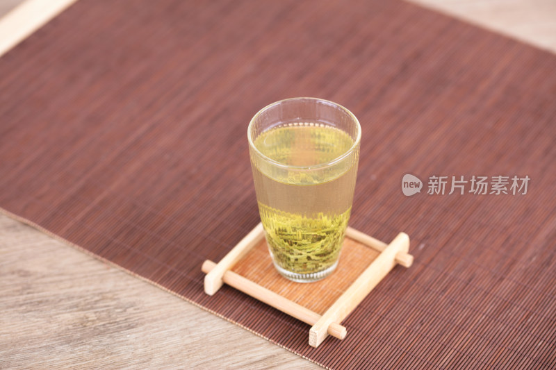 一小杯信阳毛尖绿茶在茶托上