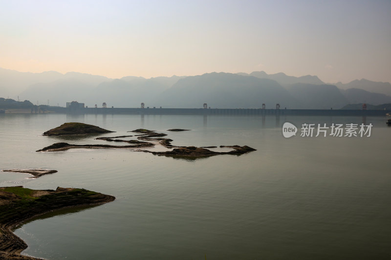 清晨的三峡大坝坝区江面