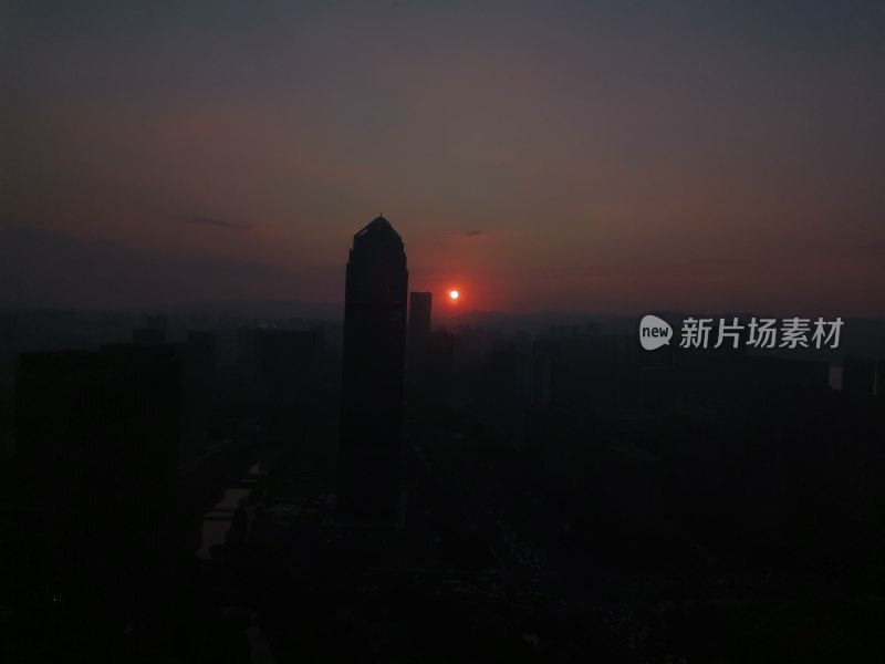 高楼大厦夕阳西下、落日余晖与晚霞