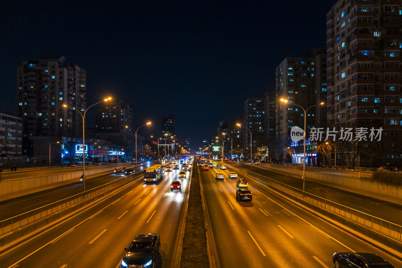 城市夜间道路车来车往的繁忙景象