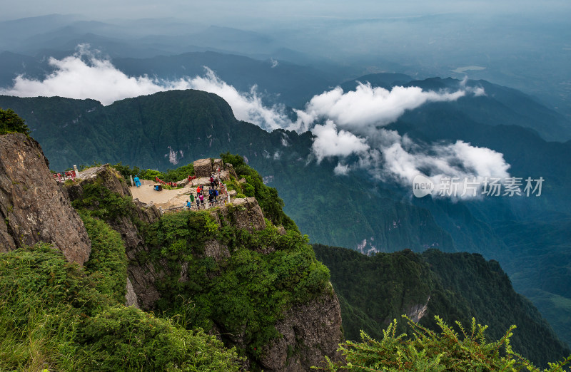 峨眉山金顶寺庙大气磅礴自然风光