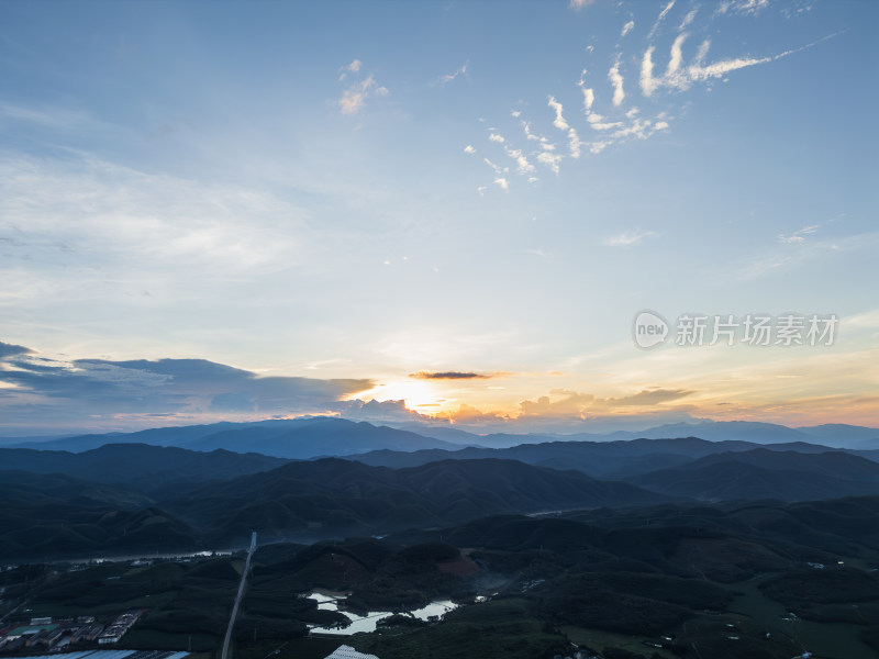 航拍夕阳余晖下的乡村田野