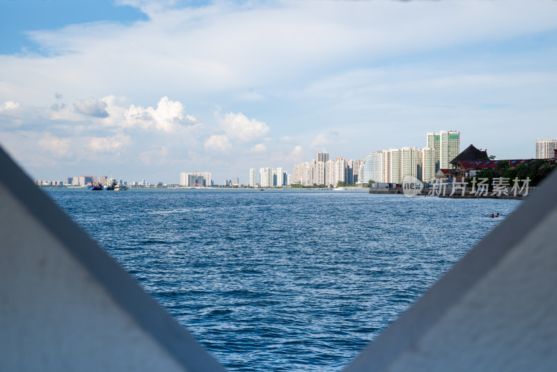 晴朗的午后，广西北海外沙岛海上观光平台