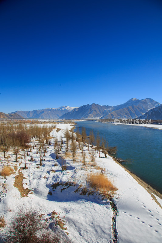 中国西藏冬季拉萨河雪景及拉萨河大桥