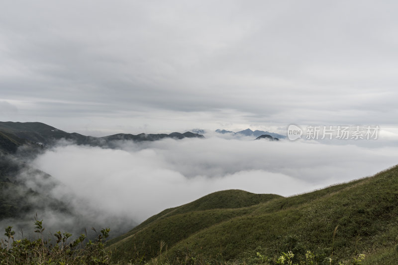 江西武功山云雾缭绕的山间景色