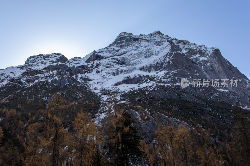 川西四姑娘山双桥沟景区雪山秋色