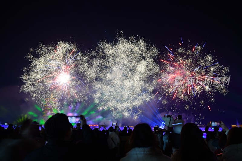 夜空中绽放的绚烂烟花