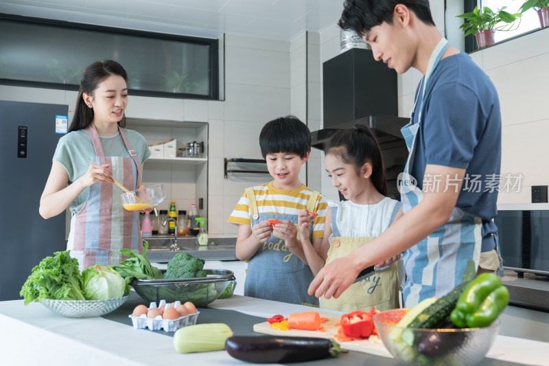 年轻父母教孩子学做饭