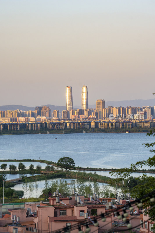 滇池边昆明城市建筑群的全景风光