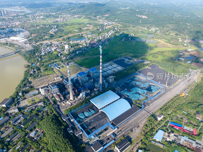 航拍城市煤炭火力发电厂、烟囱、光伏太阳能