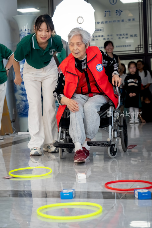 重阳节穿红衣服的银发老人