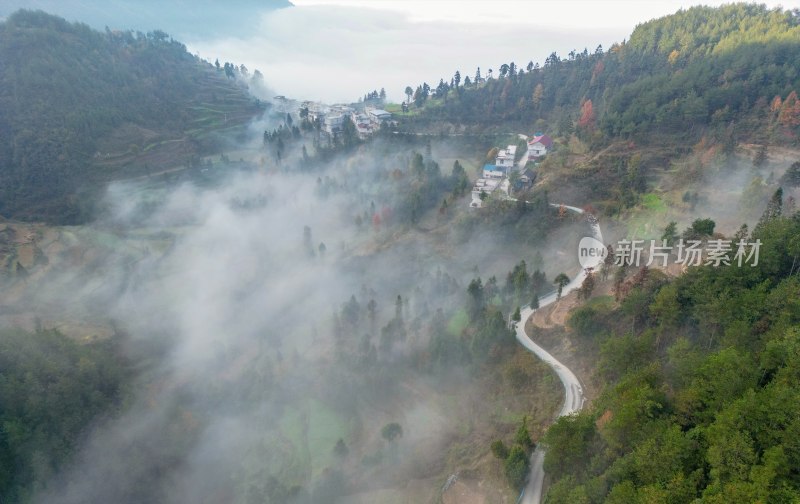 重庆酉阳：雾漫青山白茫茫