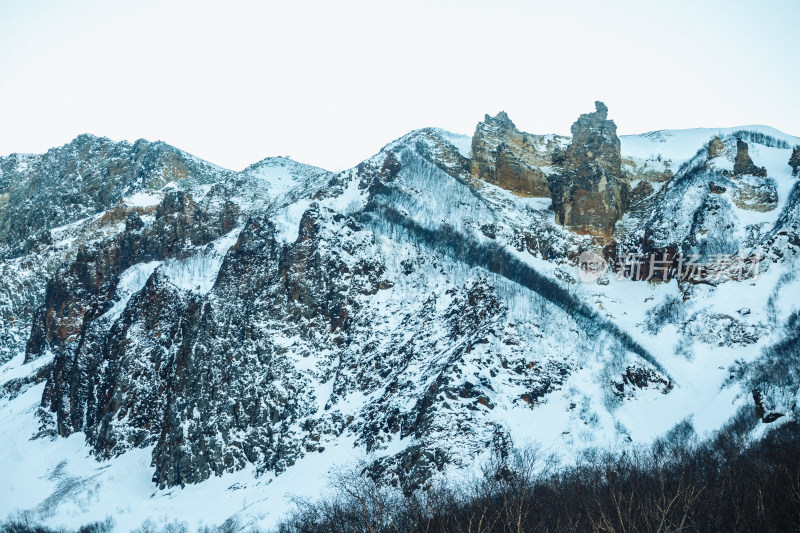 白雪皑皑的长白山在晴朗的天空下