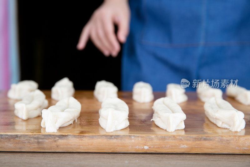 把制作好等待炸的油条摆好