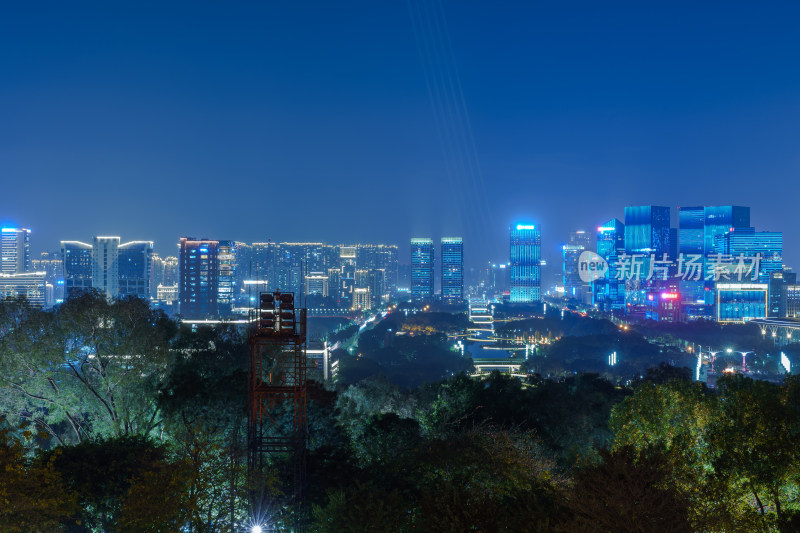 佛山礌岗公园魁星阁眺望千灯湖城市繁华夜景