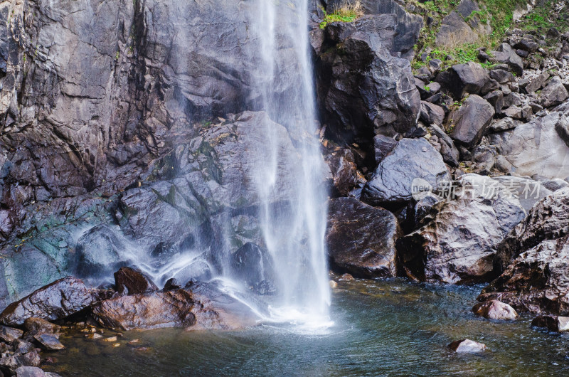 河南省洛阳白云山九龙潭秋天瀑布风景