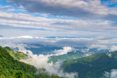 山间云海环绕的壮丽自然景观