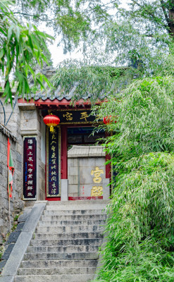 青岛崂山仰口景区，道观太平宫门口环境幽深