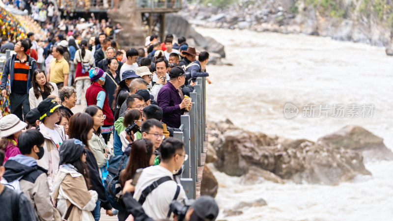 云南香格里拉虎跳峡景区及游客