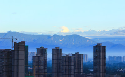 在成都遥望雪山