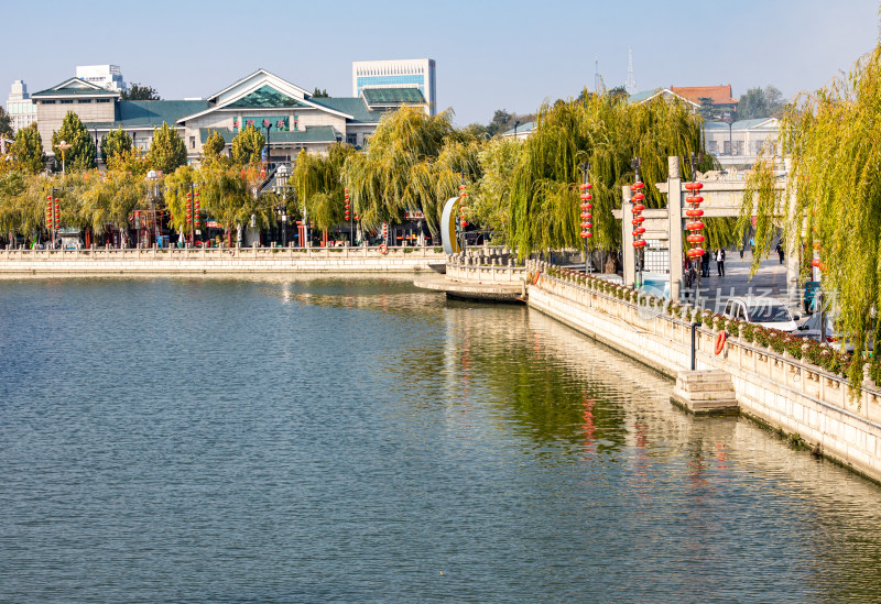 济宁老运河越河河道桥梁城市建筑倒影景观