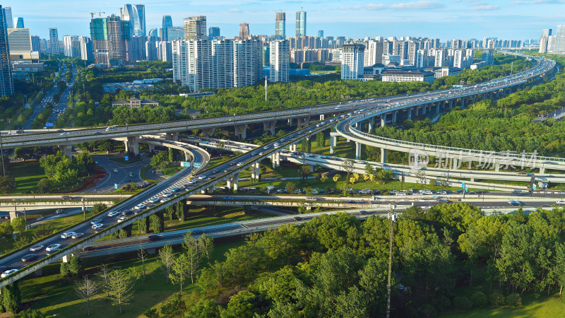 浙江杭州滨江的快速路和机场公路的城市风光