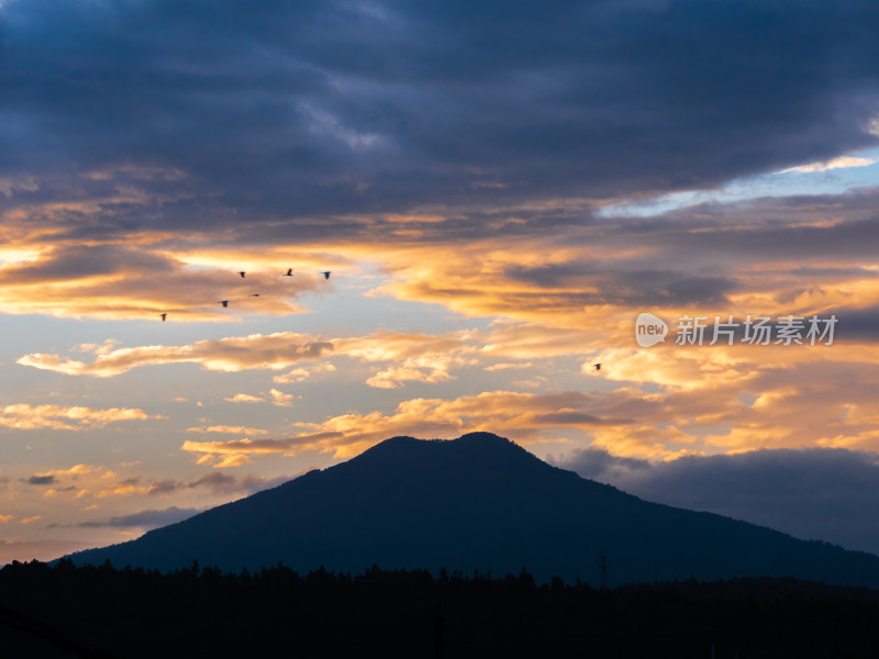 黄昏下的腾冲火山，天空飞鸟相伴