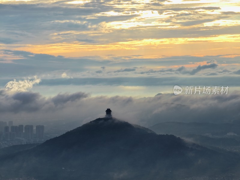 浙江湖州地标山顶云海日出时分的壮美景色