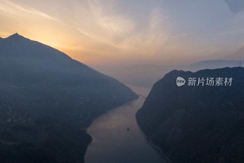 重庆市巫山县长江三峡巫峡夕阳风光