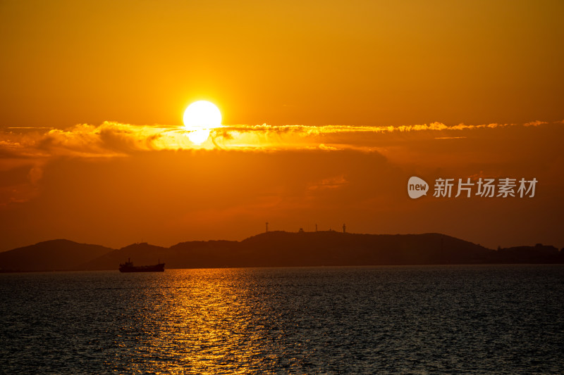 山东烟台东山栈桥海上日出海天相接一色景观