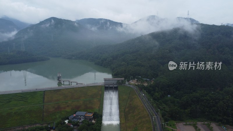 广东东莞：雨后清溪湖水库泄洪