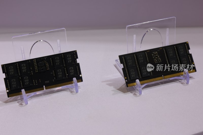 展示架上的内存条