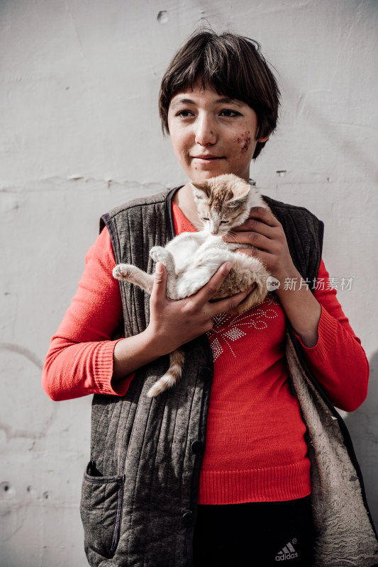 新疆南疆塔什库尔干抱着猫的居民