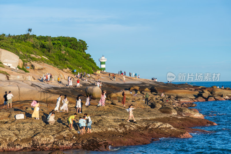 东山岛热闹的海滨沙滩场景