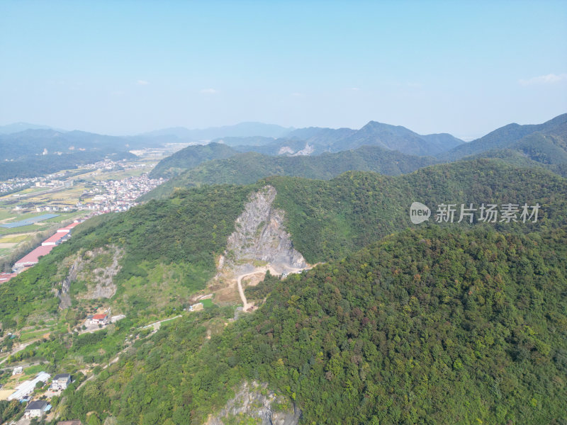 航拍蓝天白云下的青山河流村庄风光