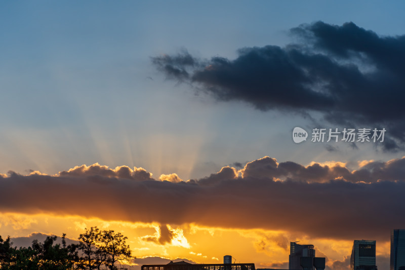 城市天际线下的绚丽日落美景