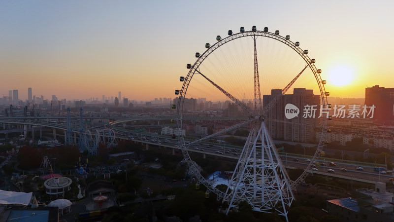 城市中摩天轮的高空俯瞰全景