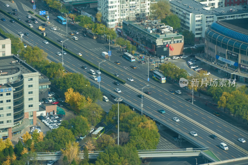 北京西二环路立交桥道路和行驶的车辆