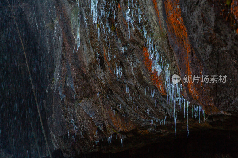 天气降温严重丽水一处景区出现的冰冻景观