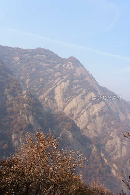 华山的陡峭山峰