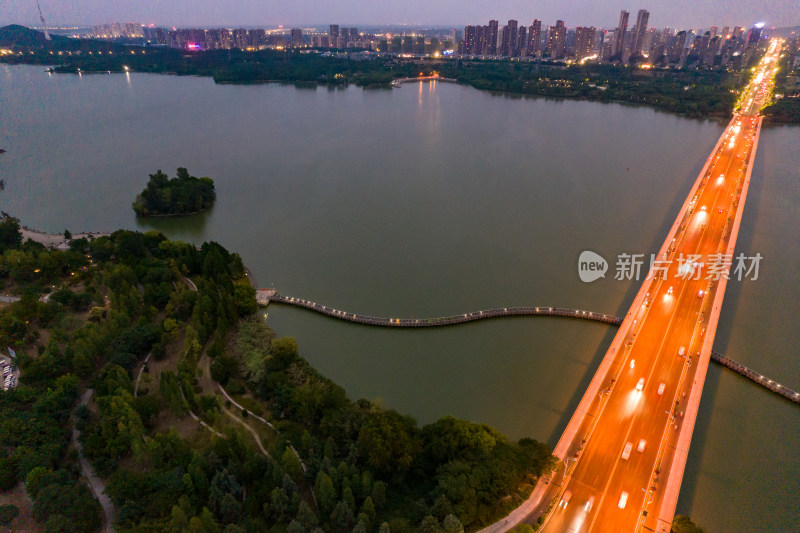 安徽蚌埠龙湖大桥夜幕降临航拍图